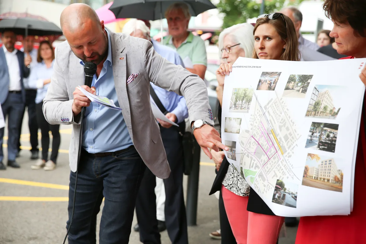 Das Wirtschaftsforum Uster trifft sich zu einem Stadtspaziergang durch die Stadt Uster mit dem Stadtplaner Patrick Neuhaus.